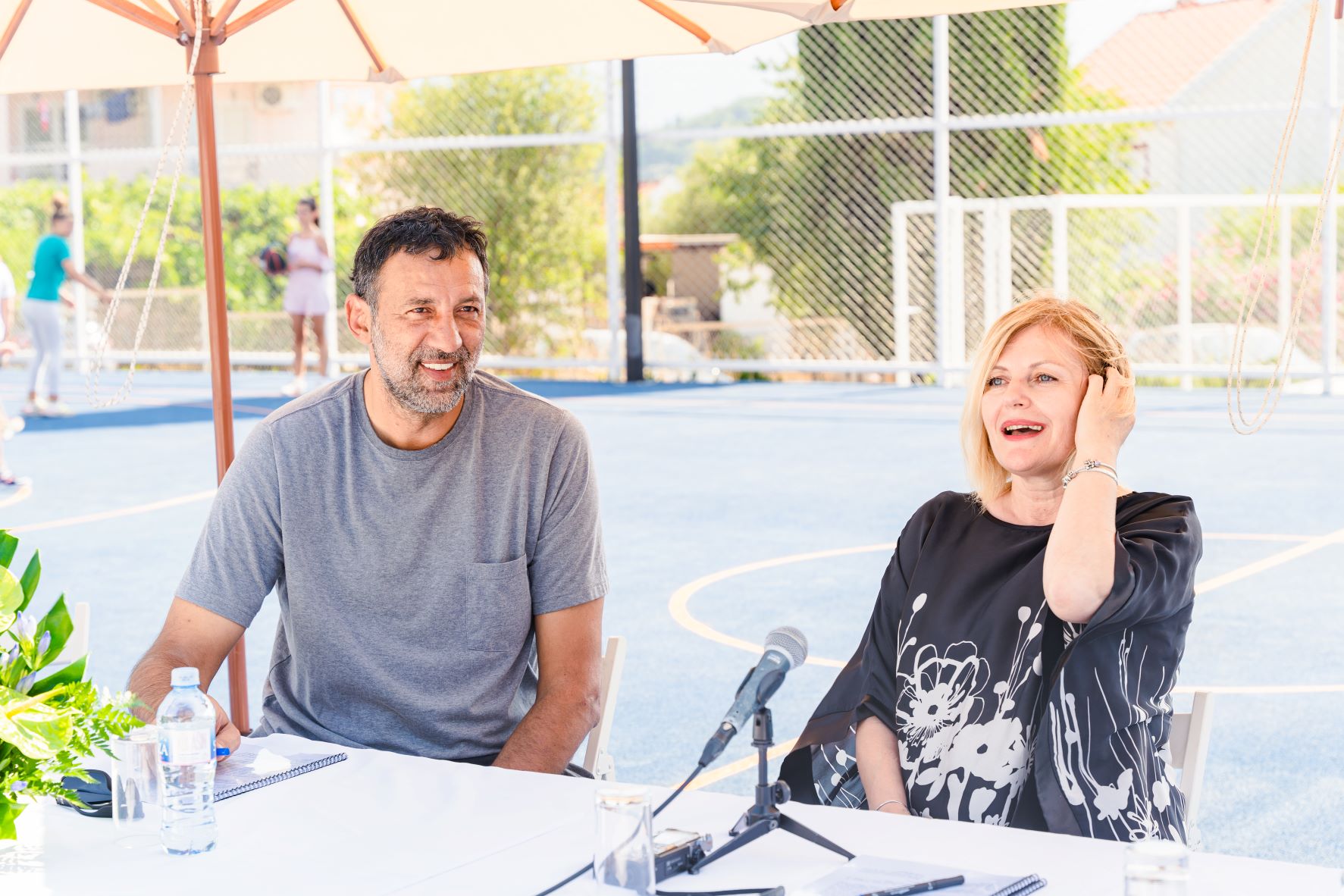 Divac i direktorka Djecijeg doma Mladost