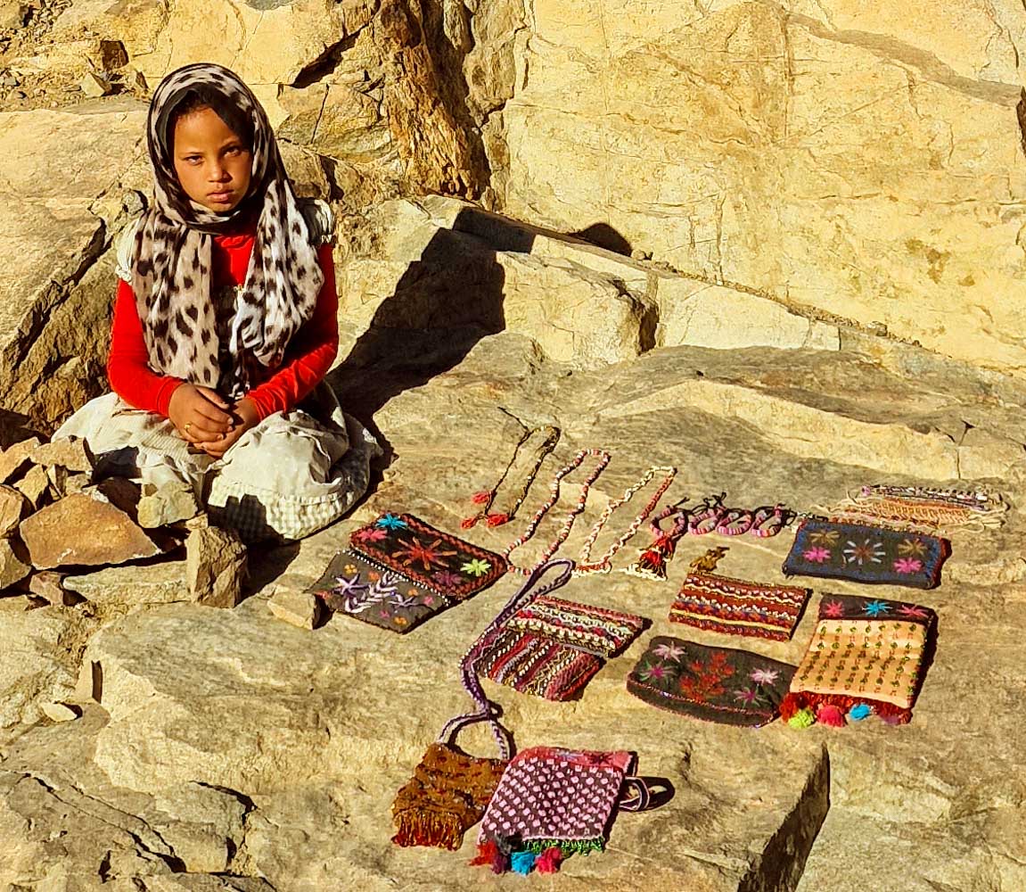 Mala beduinka prodaje suvenire na padinama Sinaja