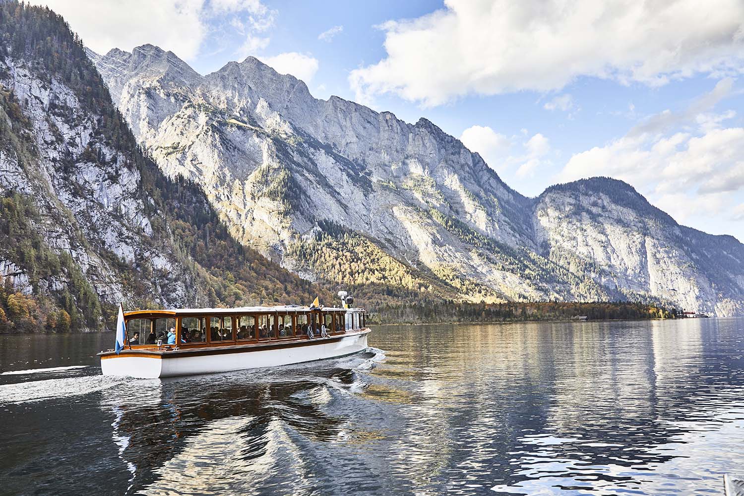 4 Berchtesgadener Land Berchtesgadener Land Königsee Boot Aussicht auf Berge copy