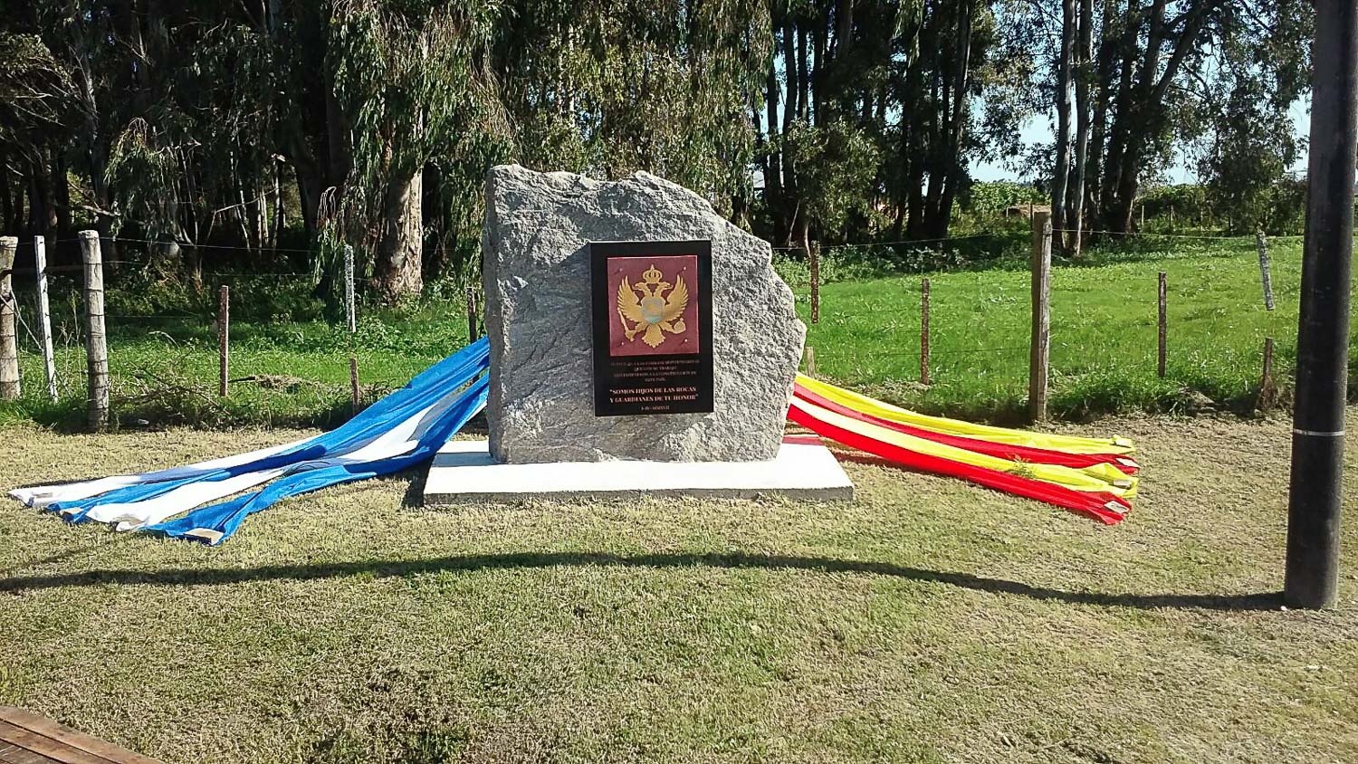 SPOMENIK CRNOGORCIMA U KAMENOLOMU KARMELO urugvaj montevideo i karmelo