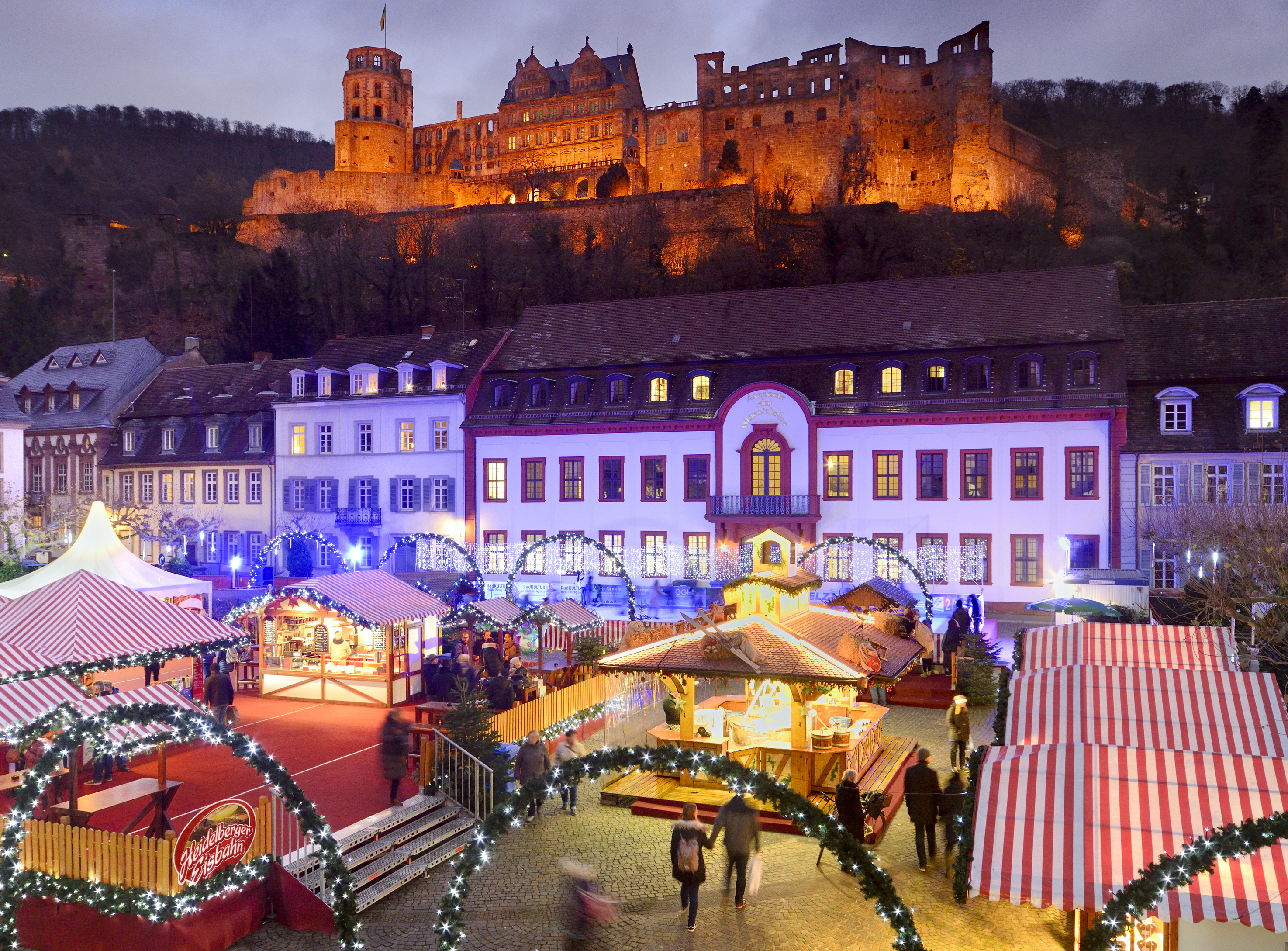 Heidelberg Das Schloss thront über dem Weihnachtsmarkt am Karlsplatz 