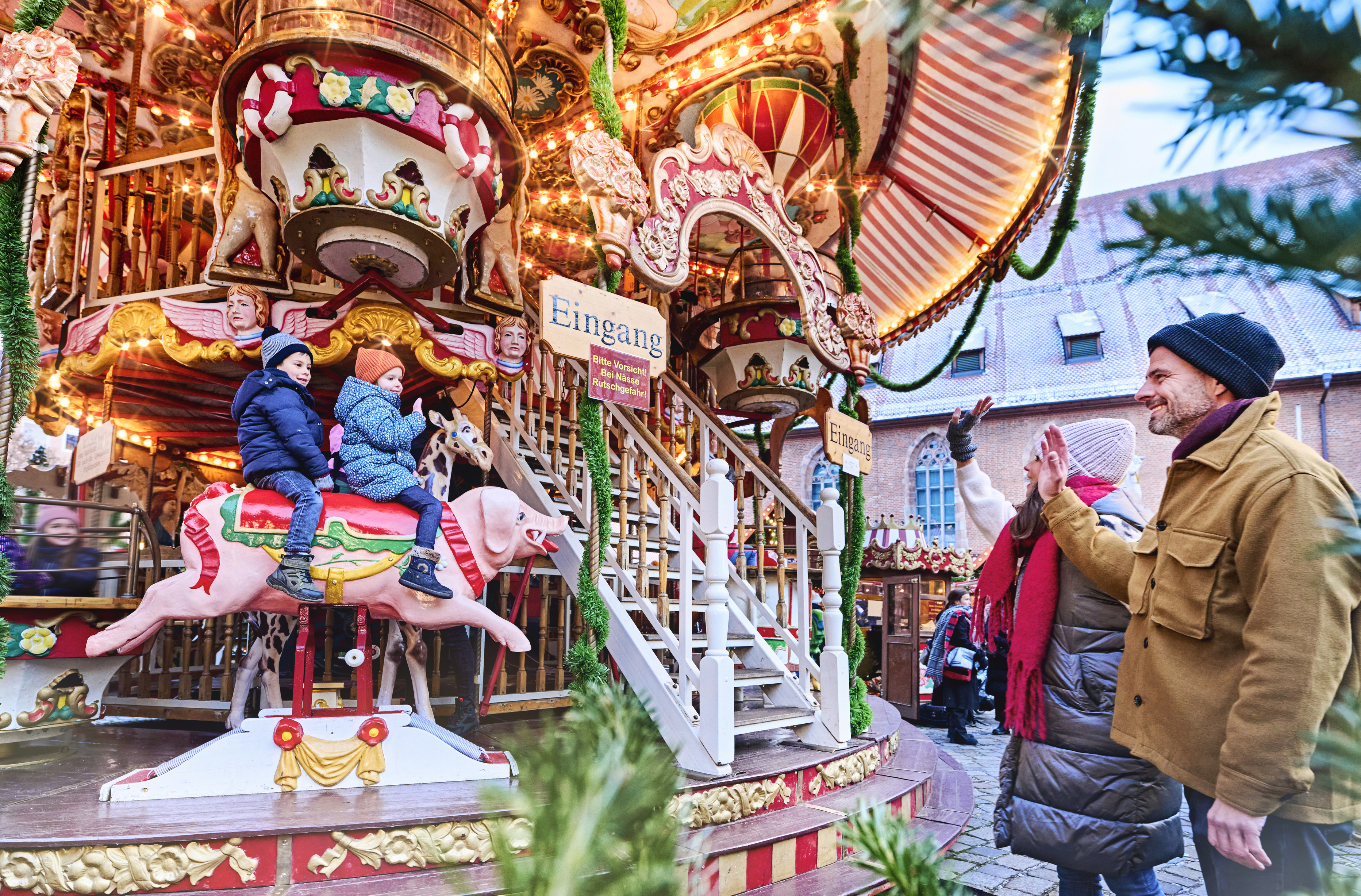 Nürnberg Weihnachtsmarkt mit Familie und Kindern auf dem Kinderkarussel 