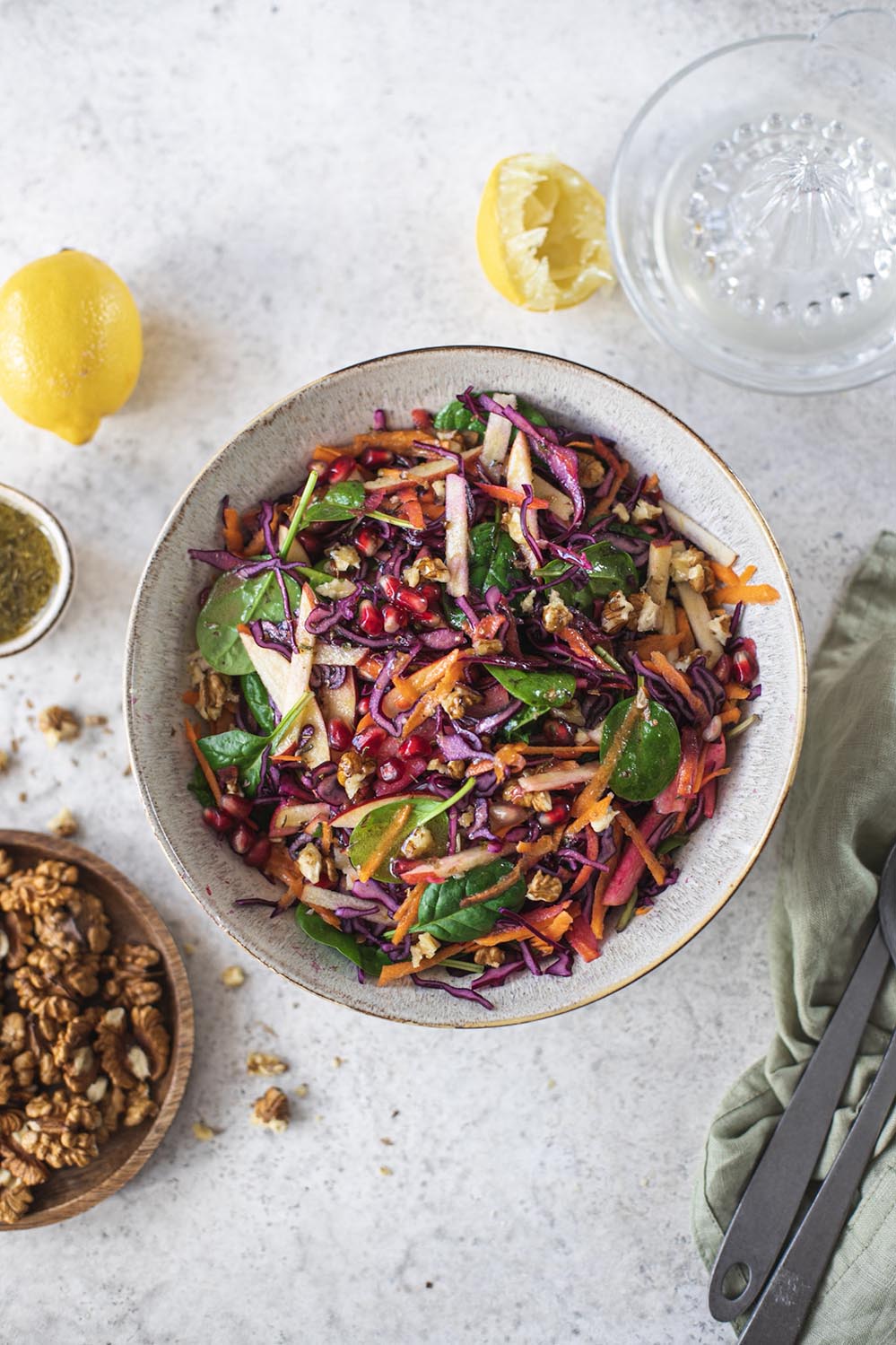 Zimska salata s kupusom mrkvom i jabukom 01 zimska salata 3