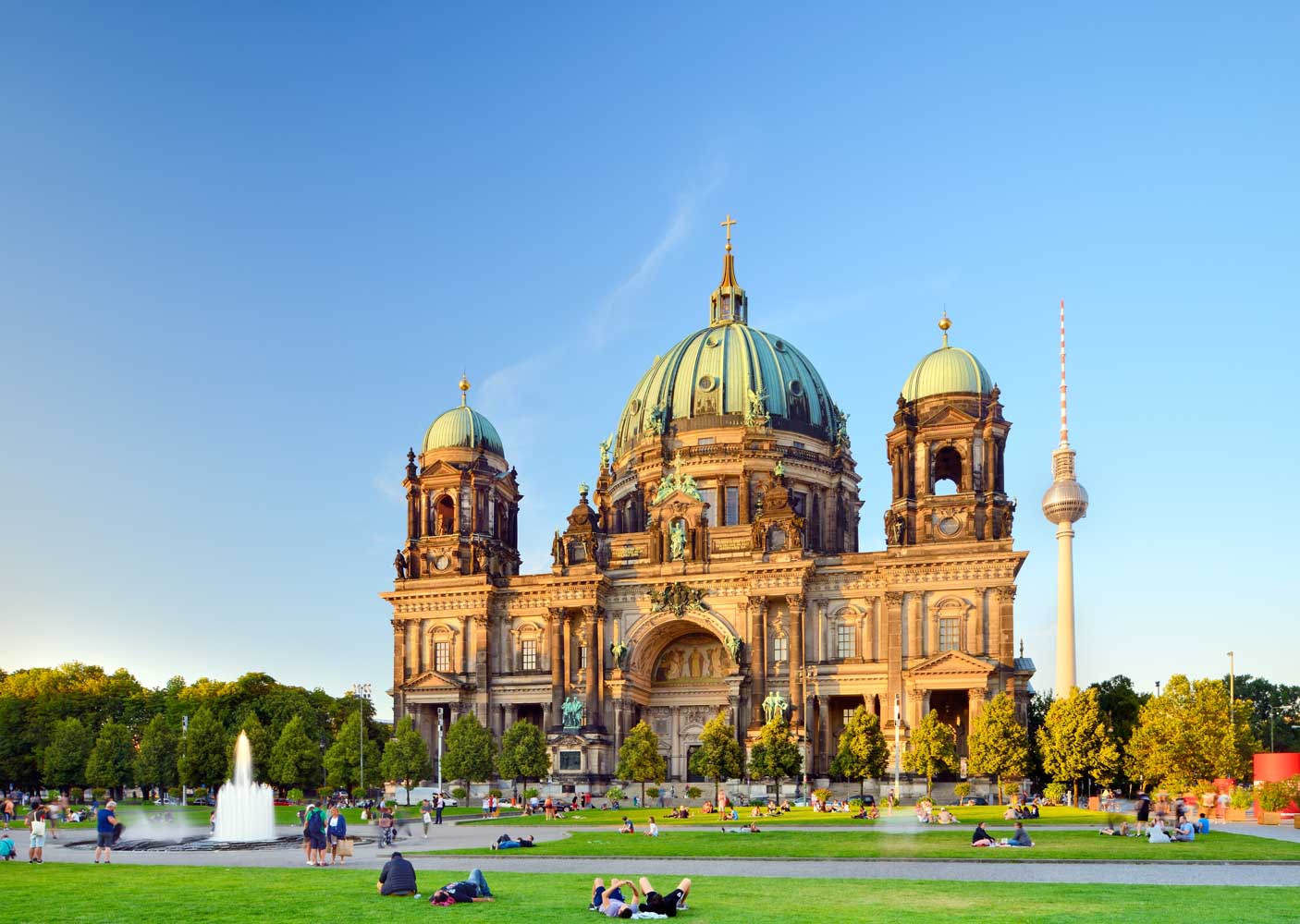 Berlin Relaxen vor dem Dom mit Fernsehturm im Hintergrund