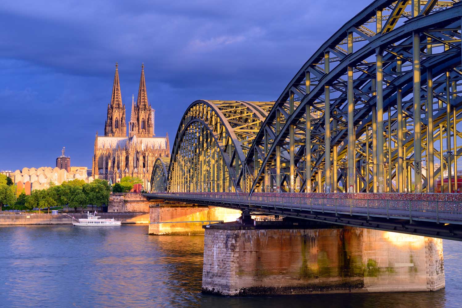 Köln Kölner Dom mit Hohenzollern Brücke über den Rhein UNESCO Welterbe Route der Rheinromantik