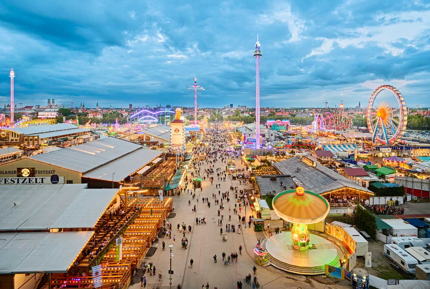 München Oktoberfestplatz beleuchtet am Abend
