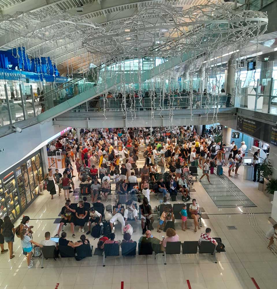 dubrovnik airport gates people