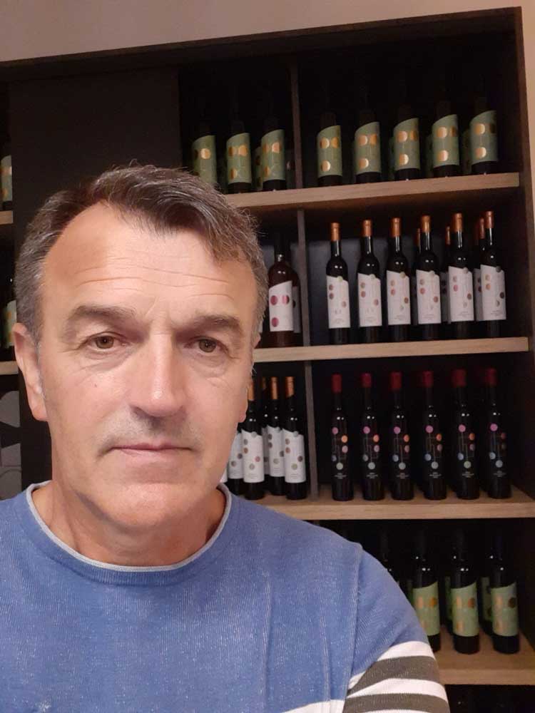 sagovornik Radnjić u svom podrumu vina