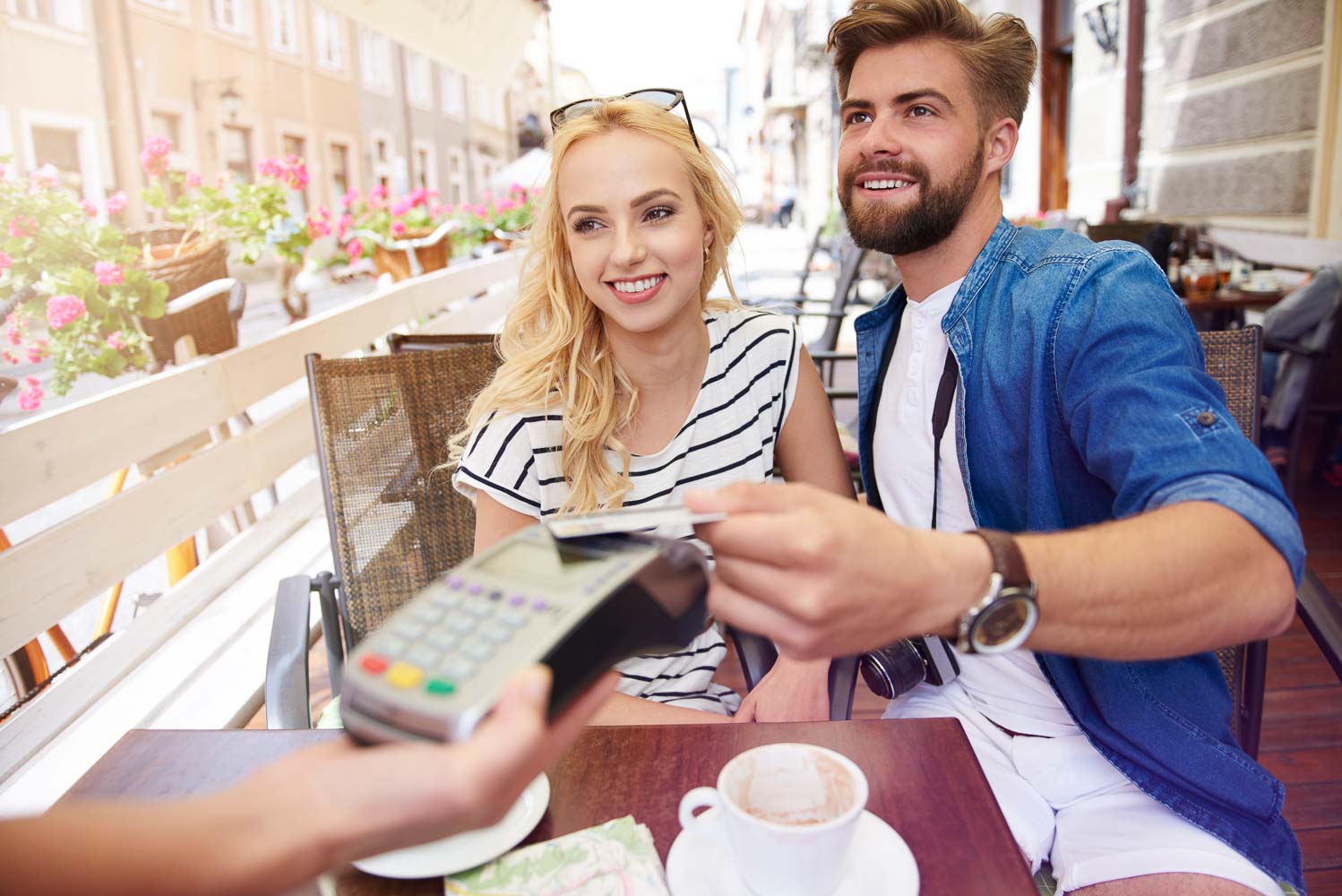 man paying coffee with credit card 13.30.56