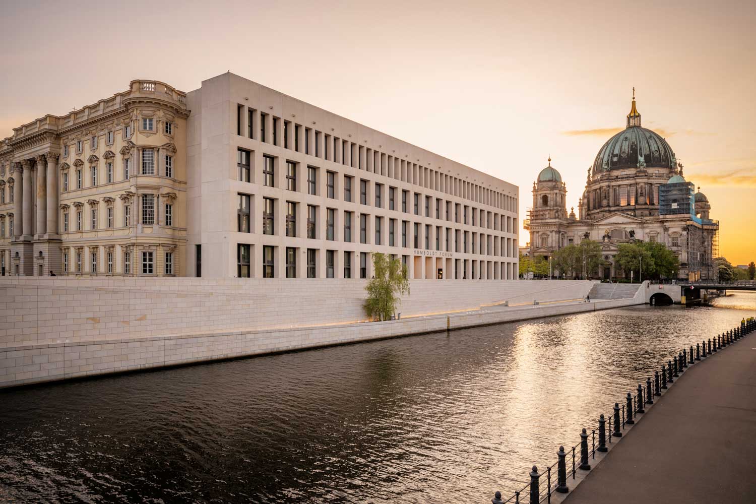 Berlin Humboldt Forum an der Spree mit Berliner Dom im Hintergrund